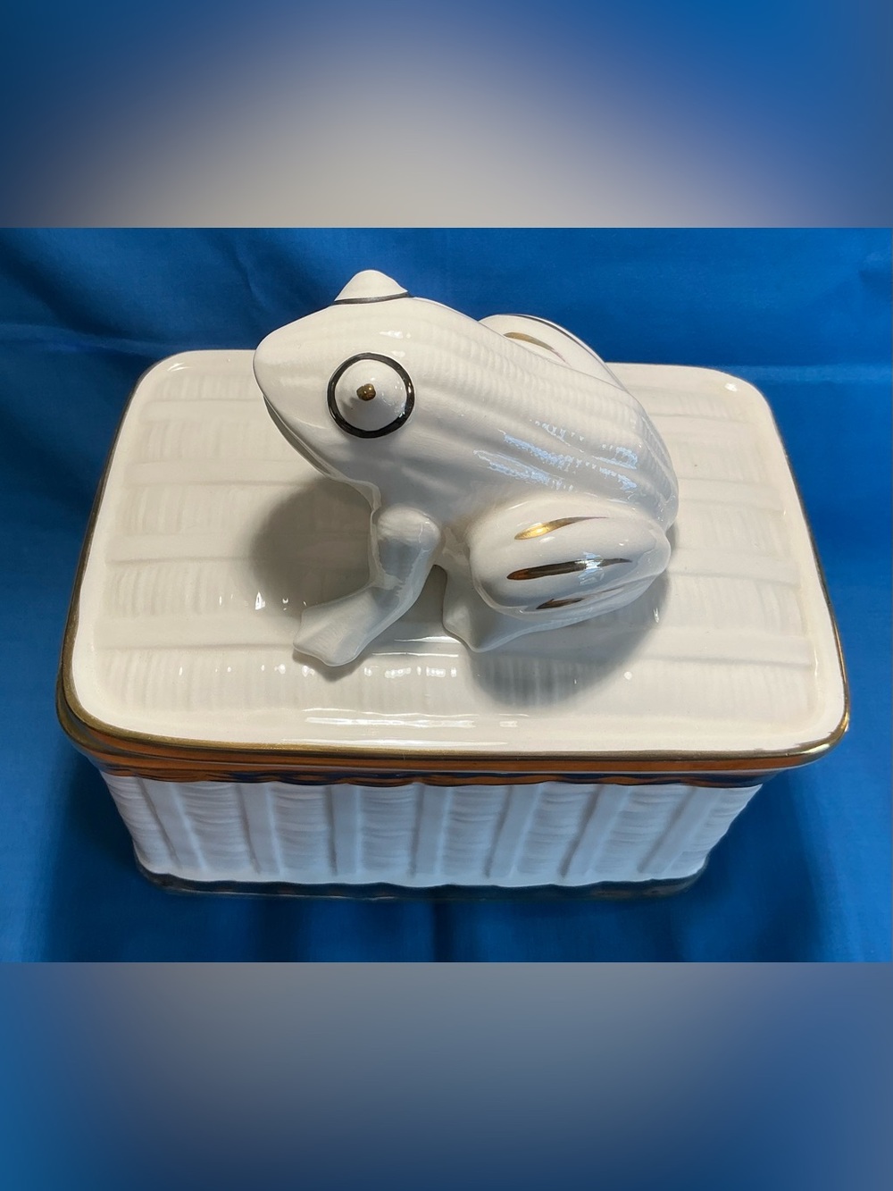 Frog Trinket Box White Porcelain Ceramic w/Gold & Silver Accents Vintage 3D